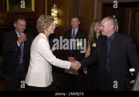 Administrateur Christine Todd Whitman avec les policiers de Miami , Environmental protection Agency Banque D'Images