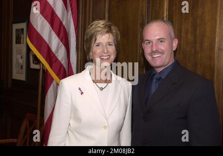 Administrateur Christine Todd Whitman avec les policiers de Miami , Environmental protection Agency Banque D'Images
