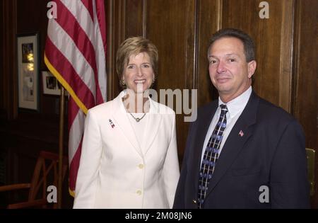 Administrateur Christine Todd Whitman avec les policiers de Miami , Environmental protection Agency Banque D'Images