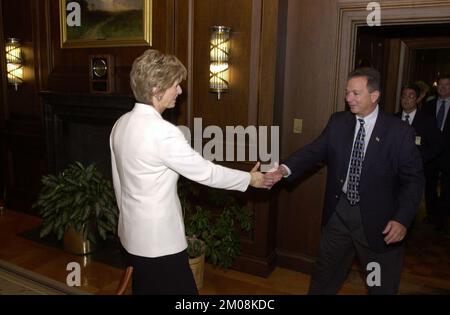 Administrateur Christine Todd Whitman avec les policiers de Miami , Environmental protection Agency Banque D'Images