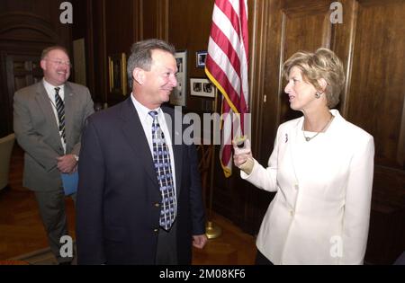 Administrateur Christine Todd Whitman avec les policiers de Miami , Environmental protection Agency Banque D'Images