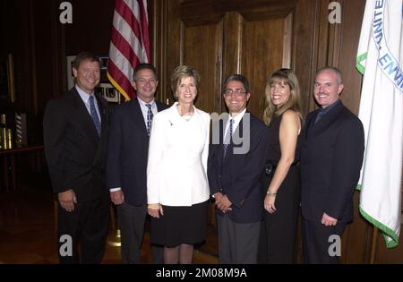Administrateur Christine Todd Whitman avec les policiers de Miami , Environmental protection Agency Banque D'Images