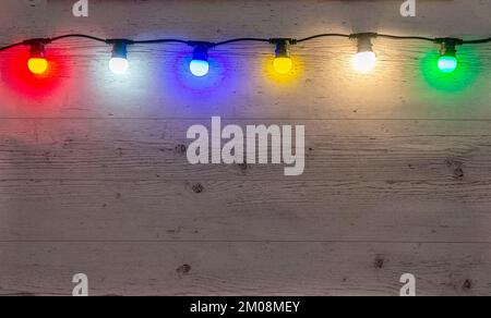 Les lampes de couleur s'allument sur le fond en bois clair sur le dessus Banque D'Images