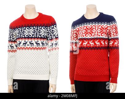Rouge bleu blanc chandail de Noël tricoté pour femme de style traditionnel avec ornement nordique (alias Ugly Sweater) sur mannequin isolé Banque D'Images