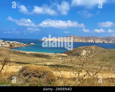 Une belle vue sur la plage de Fokos sur l'île de Mykonos en Grèce Banque D'Images