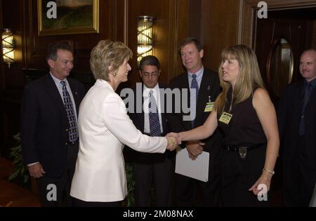 Administrateur Christine Todd Whitman avec les policiers de Miami , Environmental protection Agency Banque D'Images