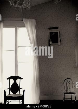 Une chaise dans une chambre créepy Banque D'Images