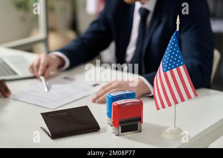 Gros plan des timbres approuvés et rejetés sur la table du bureau d'immigration des États-Unis avec drapeau et espace réservé aux copies Banque D'Images