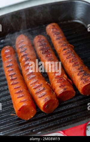 Friture de chiens brûlants de carottes de légumes fumés Banque D'Images