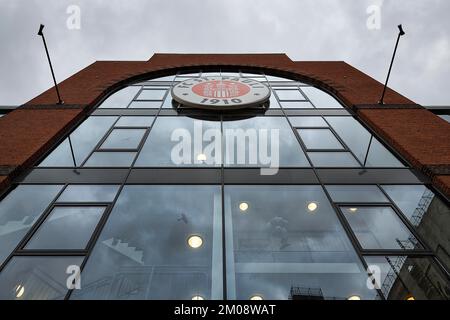 Façade en verre avec logo FC St. Pauli, stade Millerntor, St. Quartier Pauli, Hambourg, Allemagne, Europe Banque D'Images