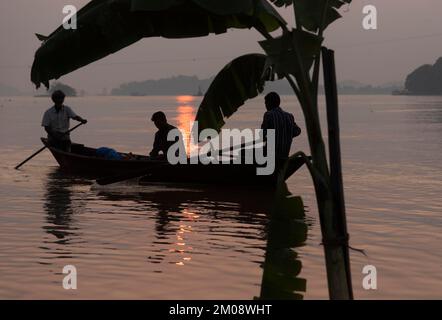 Bateau de pêcheurs passant à côté d'un bananier, instruit pour le festival Chhath Puja, dans la rivière Brahmaputra, à Guwahati, le jeudi 27 octobre Banque D'Images