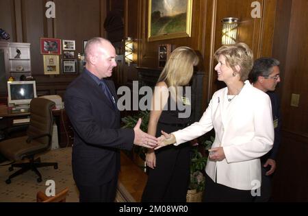 Administrateur Christine Todd Whitman avec les policiers de Miami , Environmental protection Agency Banque D'Images