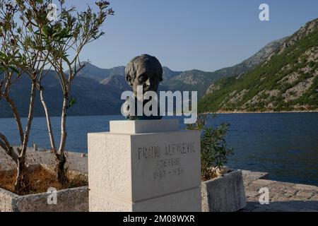 Monument à Frano Alfirevic sur l'île du Rocher, Gospa od Skrpjela, île artificielle, Patrimoine naturel et culturel mondial, Baie de Kotor, Médite Banque D'Images