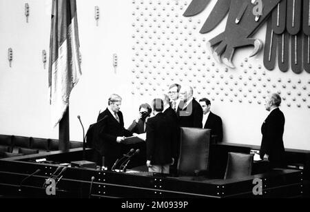 Élection, assermentation et présentation du cabinet Schmidt le 05.11.1980 à Bonn. Bundestag, cérémonie d'assermentation Helmut Schmidt, Allemagne, Europe Banque D'Images