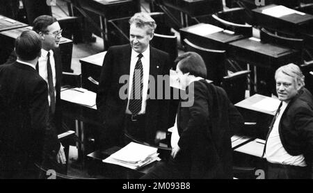 Élection, assermentation et présentation du Cabinet Schmidt le 05.11.1980 à Bonn.Hans Apel (M.) avec les BMD, Allemagne, Europe Banque D'Images