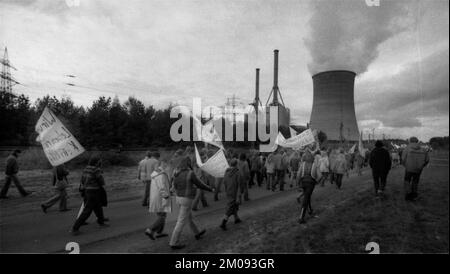 Plus de 10 000 adversaires de l'énergie nucléaire et des armes nucléaires ont manifesté pour leurs objectifs sur 25.10.1980 à Lingen, Allemagne, Europe Banque D'Images