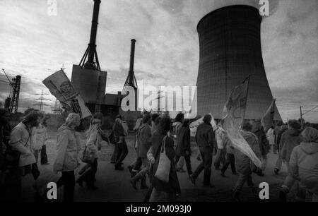 Plus de 10 000 adversaires de l'énergie nucléaire et des armes nucléaires ont manifesté pour leurs objectifs sur 25.10.1980 à Lingen, Allemagne, Europe Banque D'Images