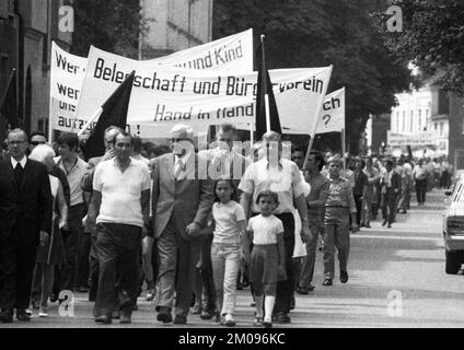 Avec des drapeaux noirs, le deuil et la colère, les travailleurs de Delog, une usine de verre plat, ont manifesté à Gelsenkirchen le 13 juillet 1971 pour la préservation o Banque D'Images