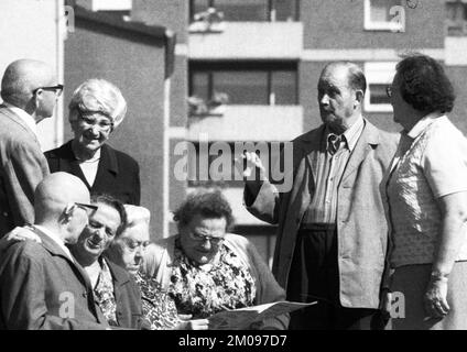 Ce groupe de retraités, vu ici le 18 août 1971 à Dortmund, souffrent de leurs pensions sous l'évolution inflationniste et ont la joie Banque D'Images