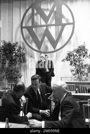 L'assemblée générale des actionnaires, ici le 8 juillet 1971 à Düsseldorf, en Allemagne, n'attire pas trop d'intérêt parmi les actionnaires, l'Europe Banque D'Images