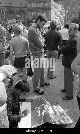 Des associations étudiantes avaient demandé cela et des étudiants de l'Université de Bonn ont suivi l'appel pour une manifestation le 3.7.1971 contre la guerre au Vietnam, Banque D'Images