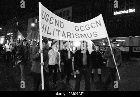 Manifestation pacifiste et de gauche pour la journée anti-guerre du 1.9.1971 à Bochum.banner: Jeunesse contre le militarisme, Allemagne, Europe Banque D'Images