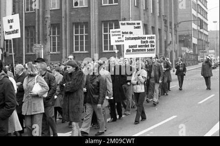 Plusieurs centaines de journalistes et d'employés des maisons d'édition des journaux WAZ (Westdeutsche Allgemeine Zeitung) et NRZ (Neue Ruhr-Zeitung) Banque D'Images