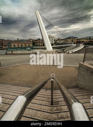 Photo ultra-large de Millennium Bridge Gateshead prise lors d'un matin estival orageux Banque D'Images