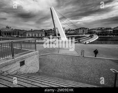 Balck ultra-large et photo blanche de Millennium Bridge Gateshead pris un matin d'été orageux Banque D'Images