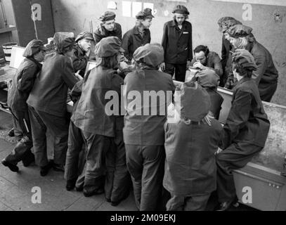 Dans l'atelier de formation de Hoesch AG à Dortmund, ici le 6,8.1974, les apprentis sont formés dans divers métiers, Allemagne, Europe Banque D'Images