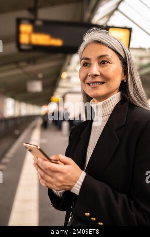 Femme aux cheveux longs sur la plate-forme dans un métro Banque D'Images