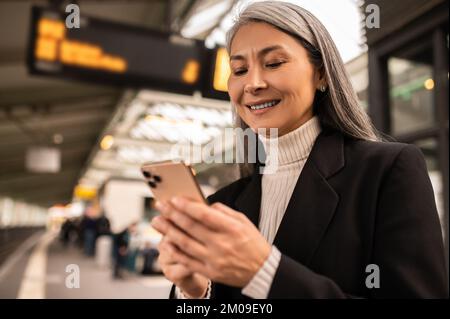 Femme aux cheveux longs sur la plate-forme dans un métro Banque D'Images