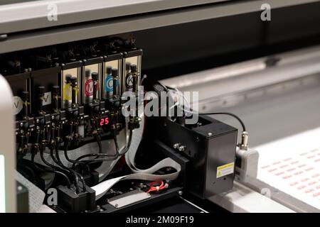 Têtes d'impression et système d'alimentation en encre d'une imprimante à jet d'encre grand format. Mise au point sélective. Banque D'Images