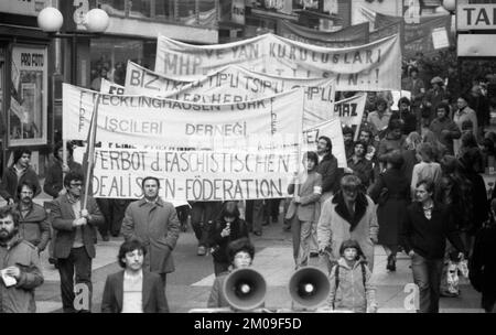 Une interdiction de l'organisation turque de droite Greue Woelfe et du NPD a été demandée par des manifestants majoritairement turcs le 01.03.1980 à Remscheid, Banque D'Images