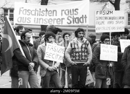 Une interdiction de l'organisation turque de droite Greue Woelfe et du NPD a été demandée par des manifestants majoritairement turcs le 01.03.1980 à Remscheid, Banque D'Images