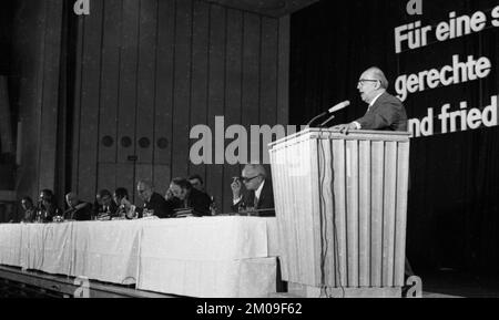 La paix et le désarmement font l'objet d'une conférence du mouvement de paix qui se tiendra en 08.12.1974 à Bad Godesberg, en Allemagne, en Europe Banque D'Images