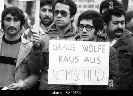 Une interdiction de l'organisation turque de droite Greue Woelfe et du NPD a été demandée par des manifestants majoritairement turcs le 01.03.1980 à Remscheid, Banque D'Images