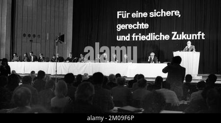 La paix et le désarmement font l'objet d'une conférence du mouvement de paix qui se tiendra en 08.12.1974 à Bad Godesberg, en Allemagne, en Europe Banque D'Images