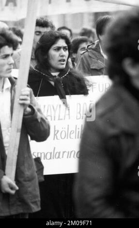 Une interdiction de l'organisation turque de droite Greue Woelfe et du NPD a été demandée par des manifestants majoritairement turcs le 01.03.1980 à Remscheid, Banque D'Images