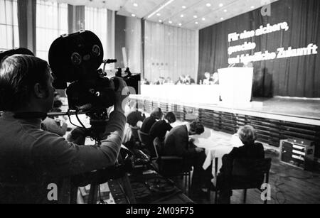 La paix et le désarmement font l'objet d'une conférence du mouvement de paix qui se tiendra en 08.12.1974 à Bad Godesberg, en Allemagne, en Europe Banque D'Images