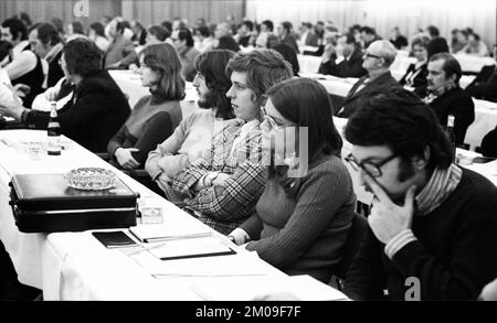 La paix et le désarmement font l'objet d'une conférence du mouvement de paix qui se tiendra en 08.12.1974 à Bad Godesberg, en Allemagne, en Europe Banque D'Images