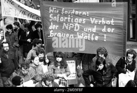 Une interdiction de l'organisation turque de droite Greue Woelfe et du NPD a été demandée par des manifestants majoritairement turcs le 01.03.1980 à Remscheid, Banque D'Images