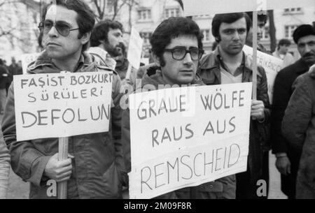 Une interdiction de l'organisation turque de droite Greue Woelfe et du NPD a été demandée par des manifestants majoritairement turcs le 01.03.1980 à Remscheid, Banque D'Images