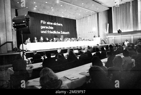 La paix et le désarmement font l'objet d'une conférence du mouvement de paix qui se tiendra en 08.12.1974 à Bad Godesberg, en Allemagne, en Europe Banque D'Images