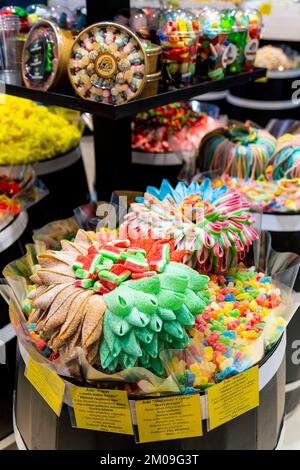 Fleurs faites de gummies de la ceinture aigre au Candy Cat Sweet shop de Torun, en Pologne Banque D'Images