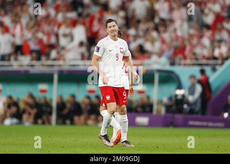 Robert Lewandowski (POL), 4 DÉCEMBRE 2022 - football : coupe du monde de la FIFA 2022 Round of 16 match entre la France 3-1 Pologne au stade Al Thumama à Doha, Qatar. (Photo de Mutsu Kawamori/AFLO) Banque D'Images