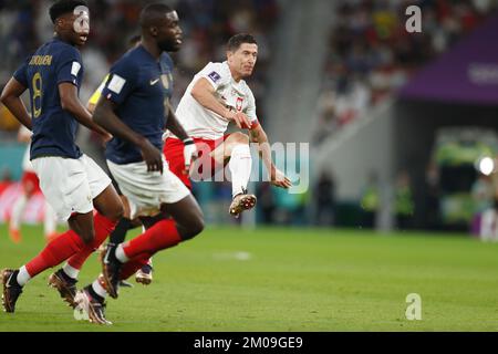 Robert Lewandowski (POL), 4 DÉCEMBRE 2022 - football : coupe du monde de la FIFA 2022 Round of 16 match entre la France 3-1 Pologne au stade Al Thumama à Doha, Qatar. (Photo de Mutsu Kawamori/AFLO) Banque D'Images