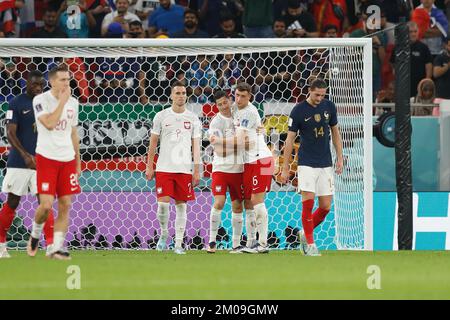 Robert Lewandowski (POL), 4 DÉCEMBRE 2022 - football : Lewandowski et les joueurs de l'équipe célèbrent après son but lors de la coupe du monde de la FIFA 2022 Round of 16 match entre la France 3-1 Pologne au stade Al Thumama à Doha, au Qatar. (Photo de Mutsu Kawamori/AFLO) Banque D'Images