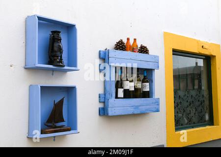 Alcacer do Sal, Setubal, Portugal- 28 octobre 2022: Éléments décoratifs et bouteilles de vin sur un mur d'un restaurant portugais Banque D'Images