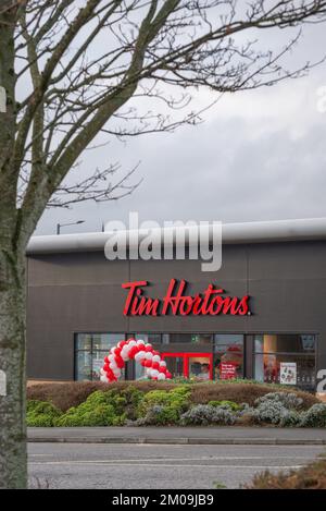 Burnley Lancashire. Pris le 5 décembre 2022. Le nouveau bâtiment Tim Hortons. Arche rouge et blanche sur l'ouverture du nouveau bâtiment. Banque D'Images